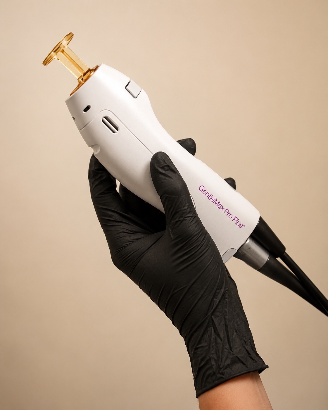 Handstück des Candela GentleMax Pro Plus in der Hand einer Laserexpertin